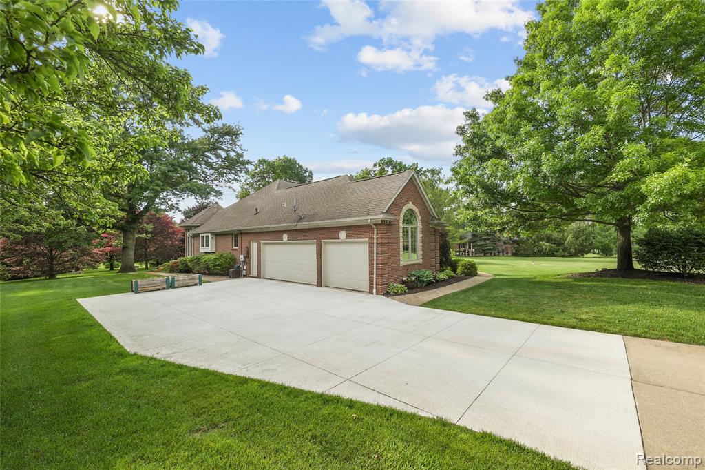 225 Redwood Lane, Leonard, MI 48367 — Photo 4