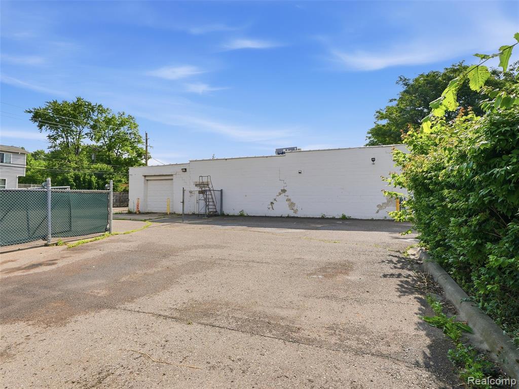 832 W 11 Mile Road, Madison Heights, MI 48071 — Photo 39