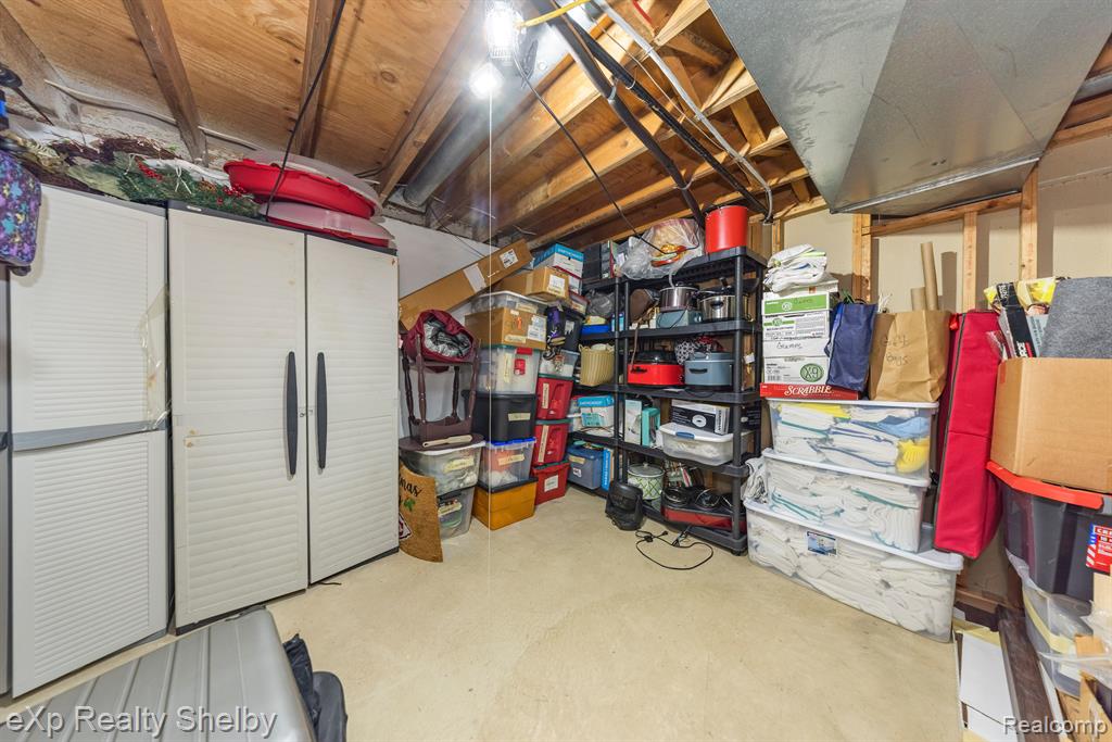 39611 HOLIDAY Drive, Sterling Heights, MI 48313 — Photo 24