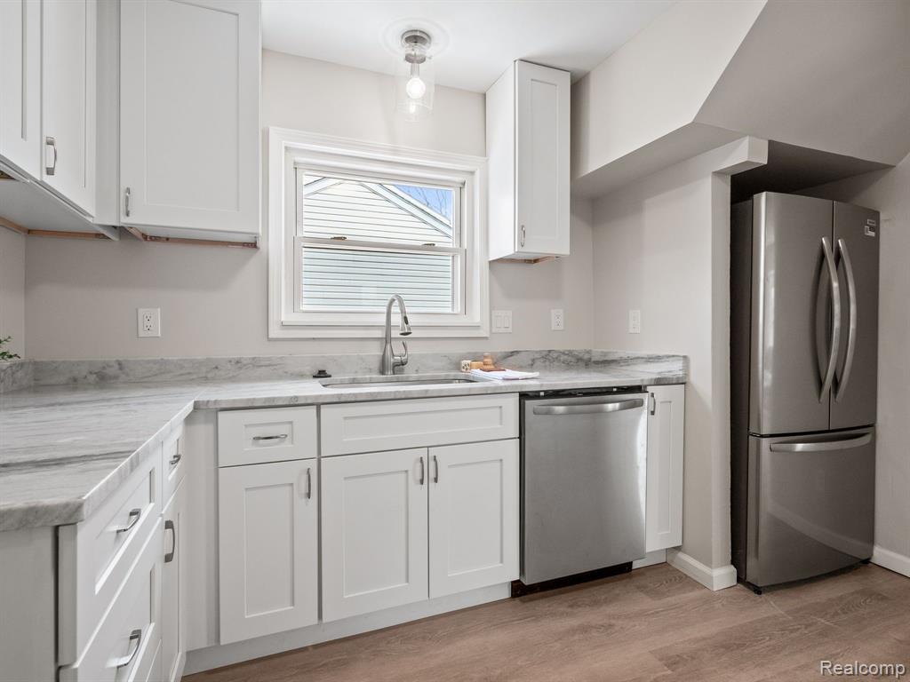446 W BERNHARD Avenue, Hazel Park, MI 48030 — Photo 14