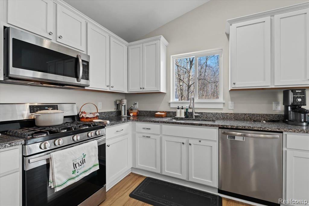 401 CHEROKEE Bend, Howell, MI 48843 — Photo 5