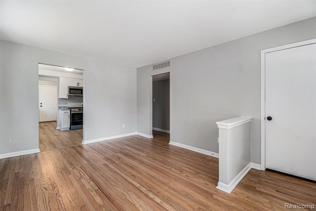719 E TENNYSON Avenue, Pontiac, MI 48340 — Photo 4