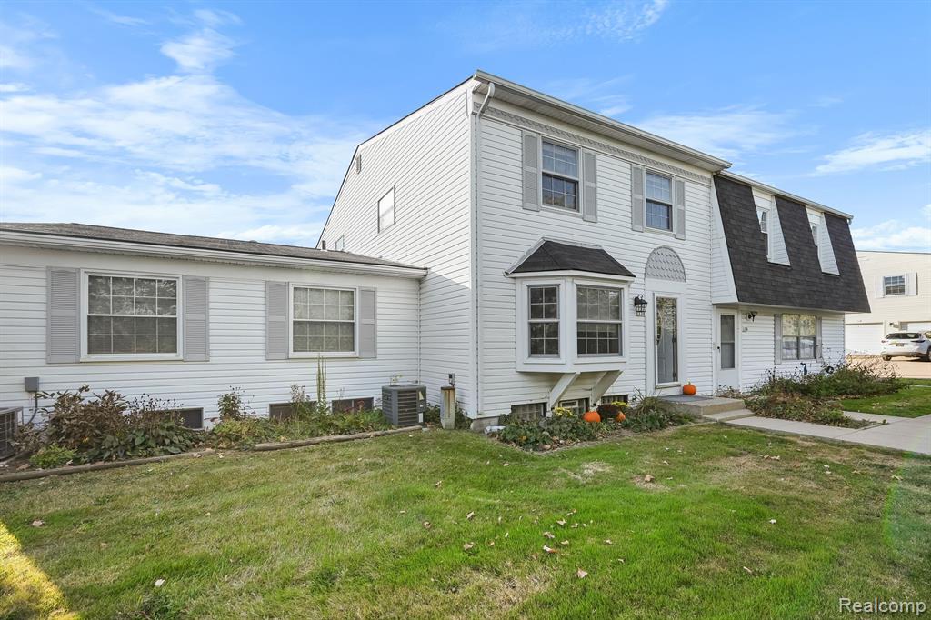 134 LAKE VILLAGE Drive, Walled Lake, MI 48390 — Photo 2