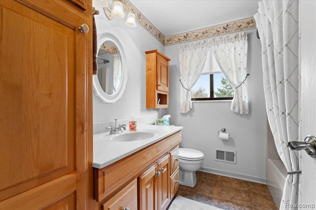 3555 W Drahner Road, Oxford, MI 48371 — Photo 32