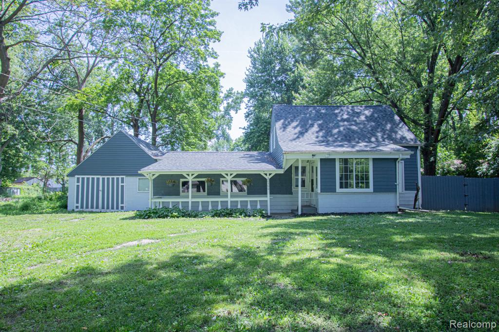20500 McKishnie Street, Clinton Twp, MI 48035