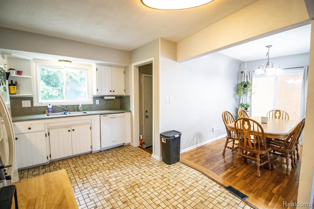 5369 Devon Court, Flint, MI 48532 — Photo 10