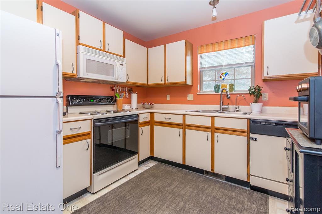 245 Brookwood Drive, 16, South Lyon, MI 48178 — Photo 6