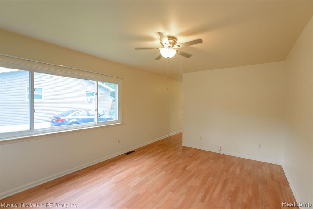 560 GREENLAWN Street, Ypsilanti, MI 48198 — Photo 5