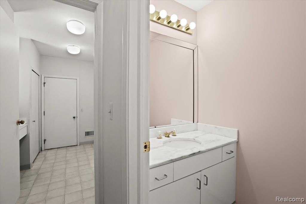 24066 Bingham Pointe Drive, 11, Bingham Farms, MI 48025 — Photo 12
