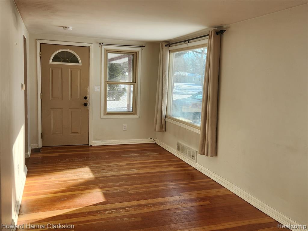 5748 Graves Street, Waterford, MI 48327 — Photo 3