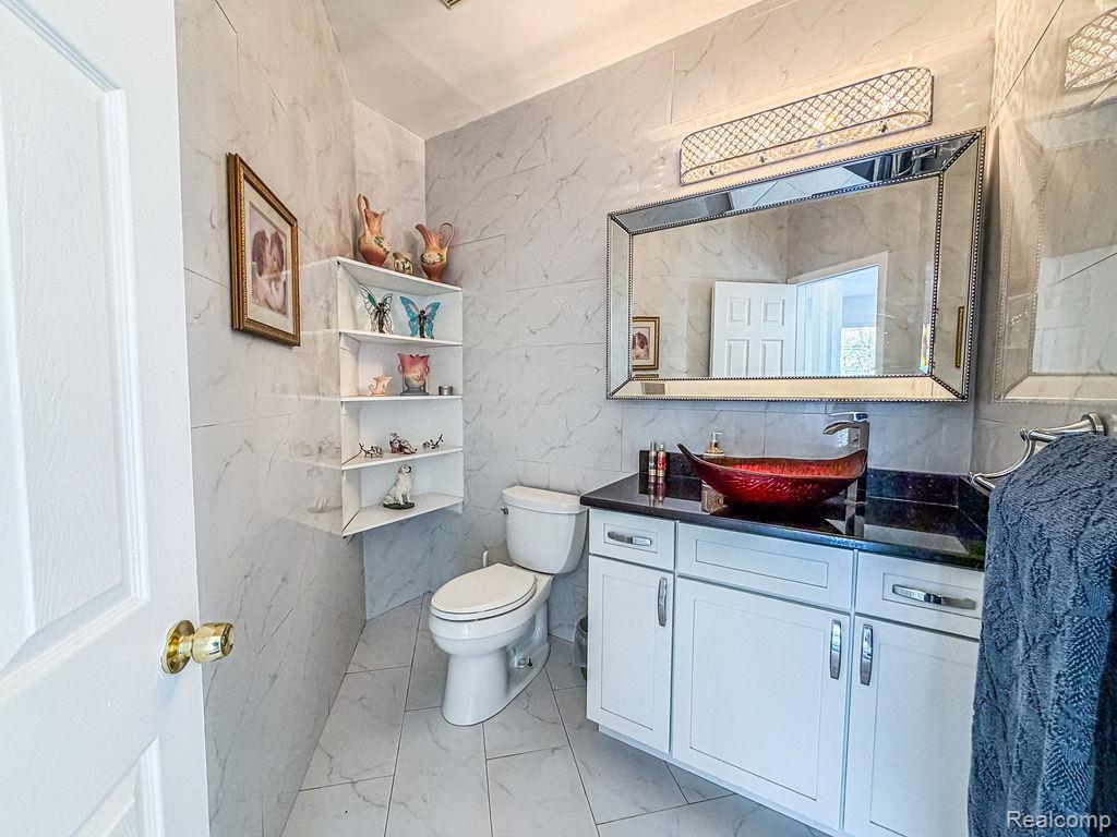 7240 Aaronway Drive, West Bloomfield, MI 48324 — Photo 18