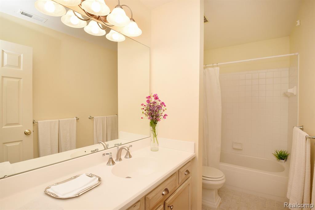 490 NEWBURNE POINTE, Bloomfield Hills, MI 48304 — Photo 20