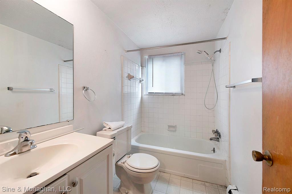525 E WOODLAND ST APT B, Ferndale, MI 48220 — Photo 7