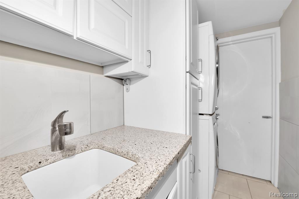 8232 KARAM Boulevard, 4, Warren, MI 48093 — Photo 16