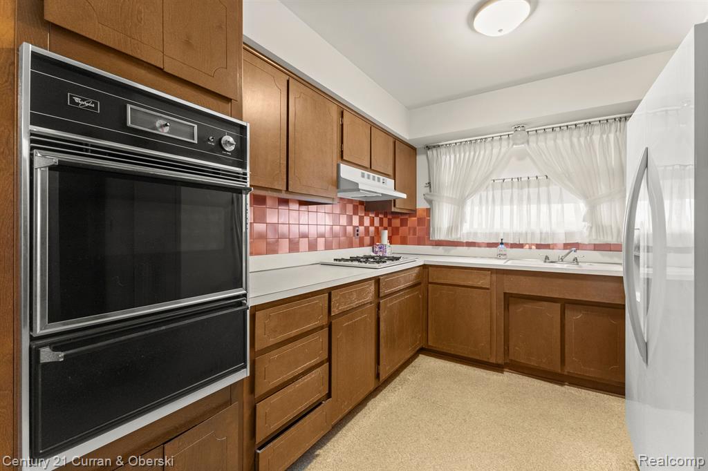 716 N CHARLESWORTH Street, Dearborn Heights, MI 48127 — Photo 17