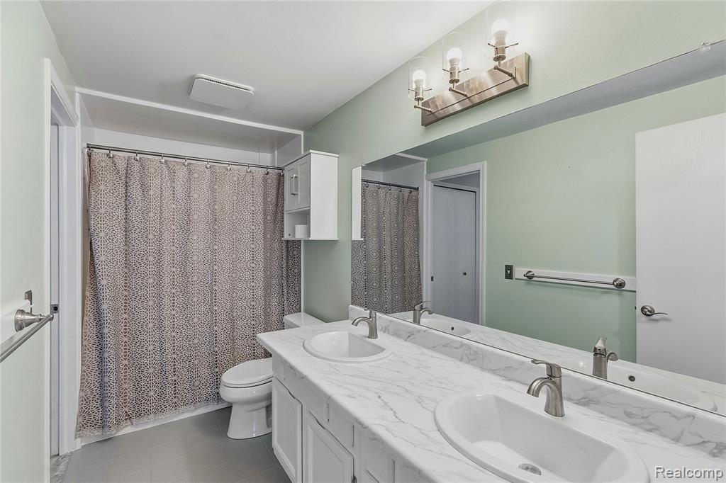 25030 Balsam Drive, Flat Rock, MI 48134 — Photo 17