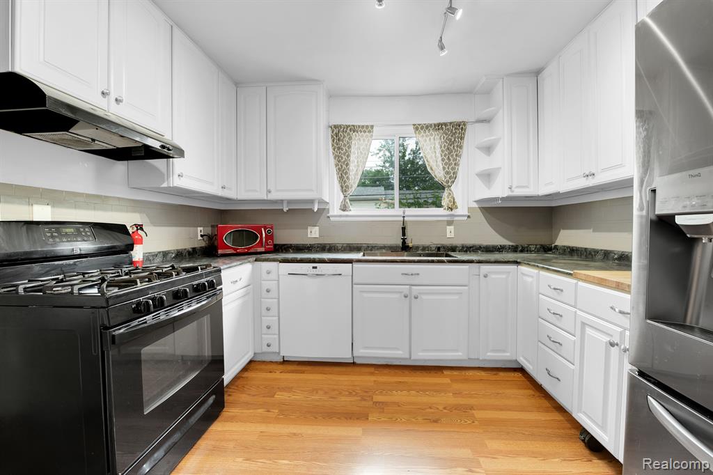 4901 HARDING Street, Dearborn Heights, MI 48125 — Photo 12