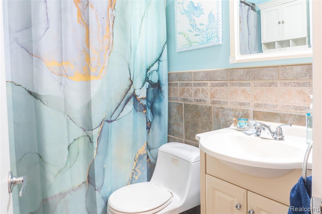 20210 Vernier Road, B, Harper Woods, MI 48225 — Photo 17