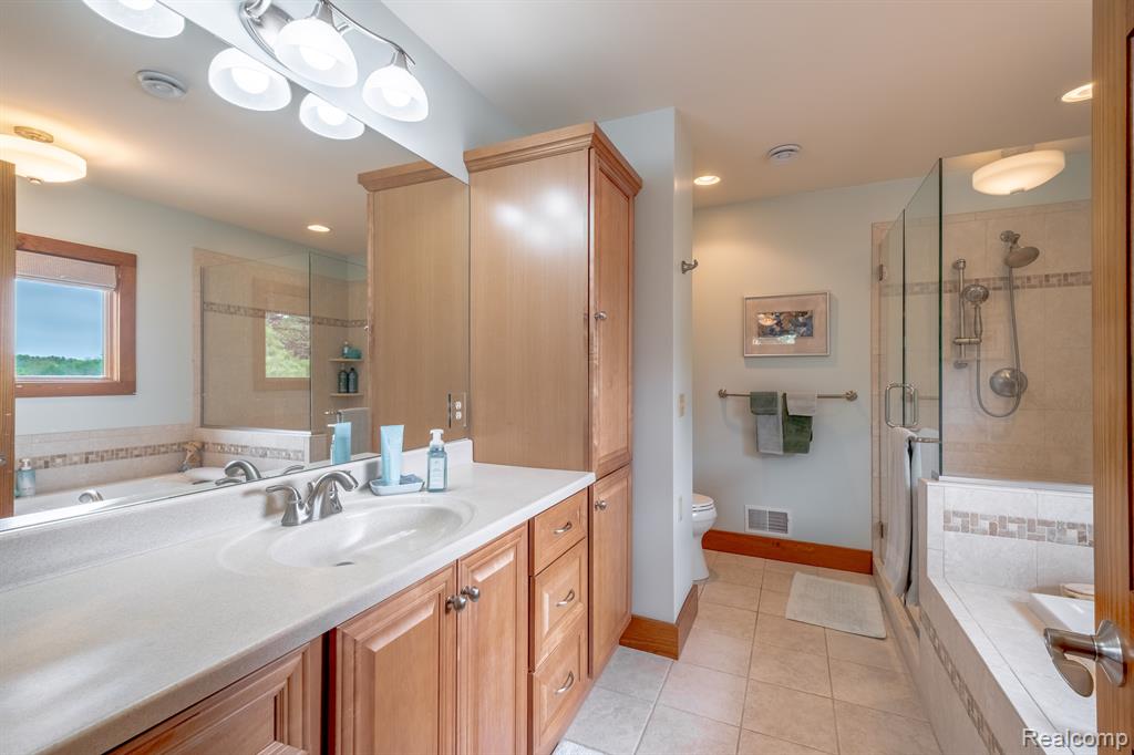 7488 DRIFTWOOD Drive, Fenton, MI 48430 — Photo 16