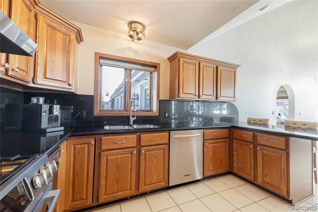 21774 East River Road, Grosse Ile, MI 48138 — Photo 23