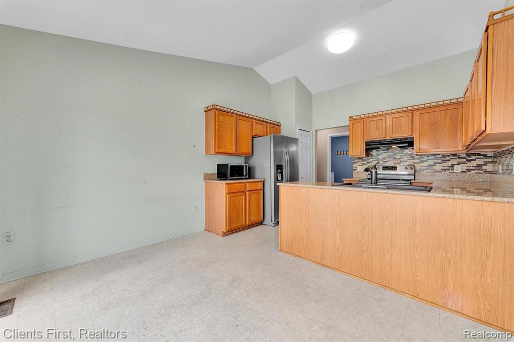 616 Light Tower Drive, Belleville, MI 48111 — Photo 12