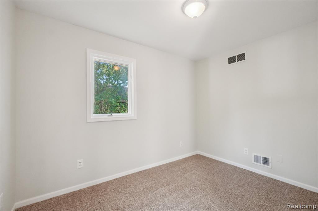 4123 Windiate Park Drive, Waterford, MI 48329 — Photo 25