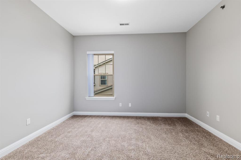 45732 UTICA PARK Boulevard, Utica, MI 48315 — Photo 9