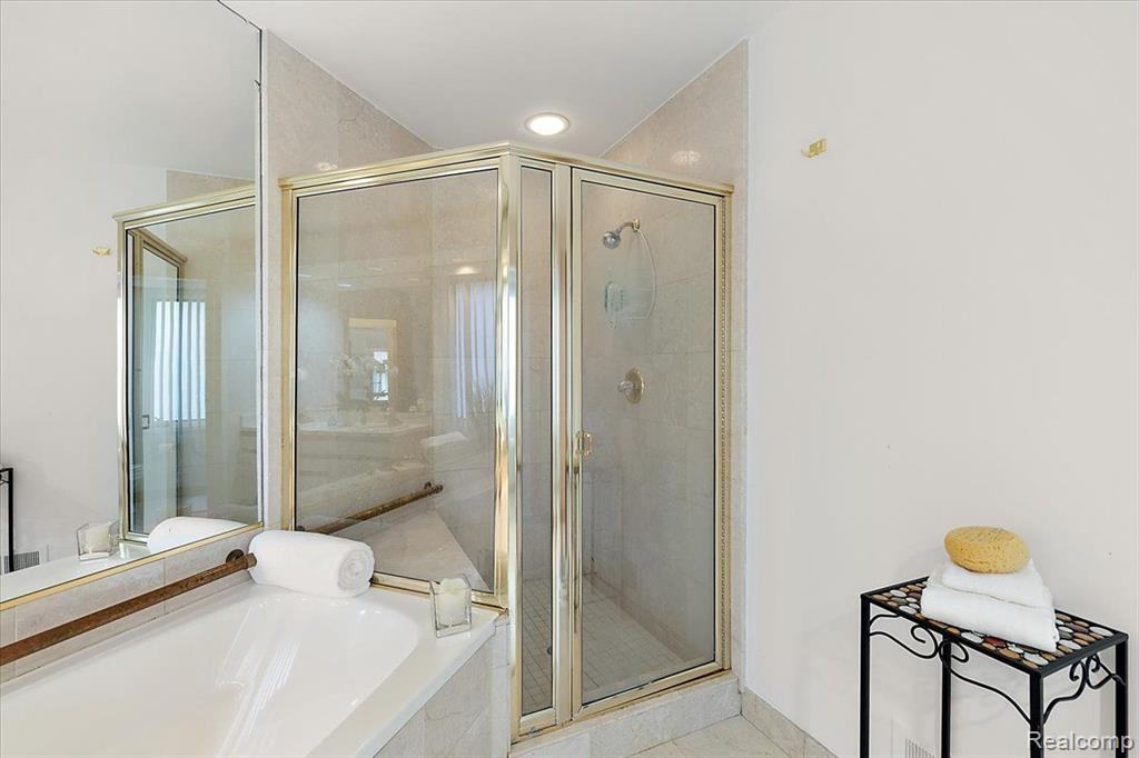 5385 POND BLUFF Drive, West Bloomfield, MI 48323 — Photo 43