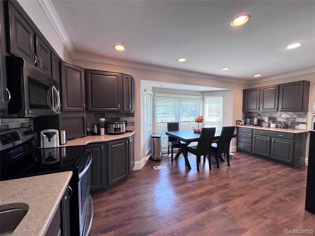 5203 Forestdale Court, West Bloomfield, MI — Photo 8