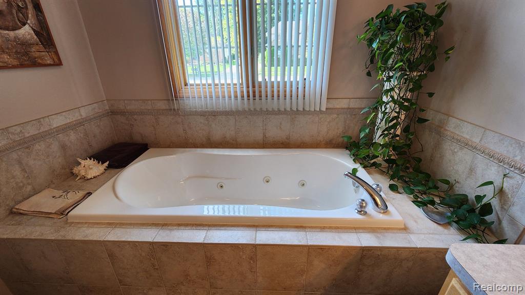 49828 SHELBY CREEK Drive, Shelby Twp, MI 48317 — Photo 33