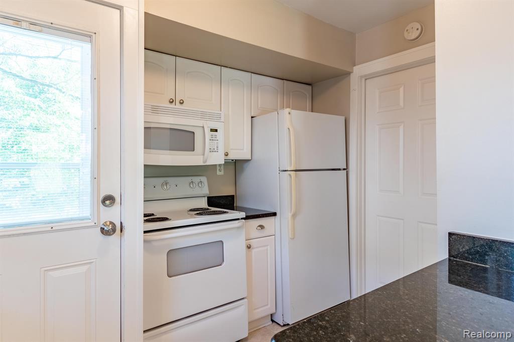 934 N CENTER Street, Royal Oak, MI 48067 — Photo 6