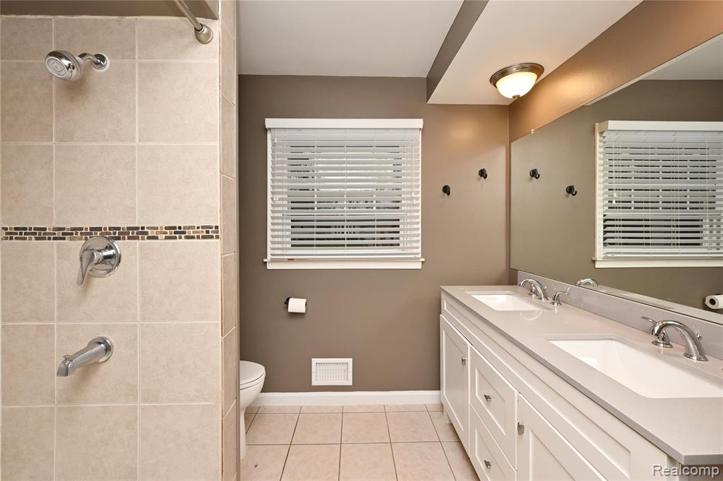 5541 Meadow Lane, Shelby Twp, MI 48316 — Photo 18
