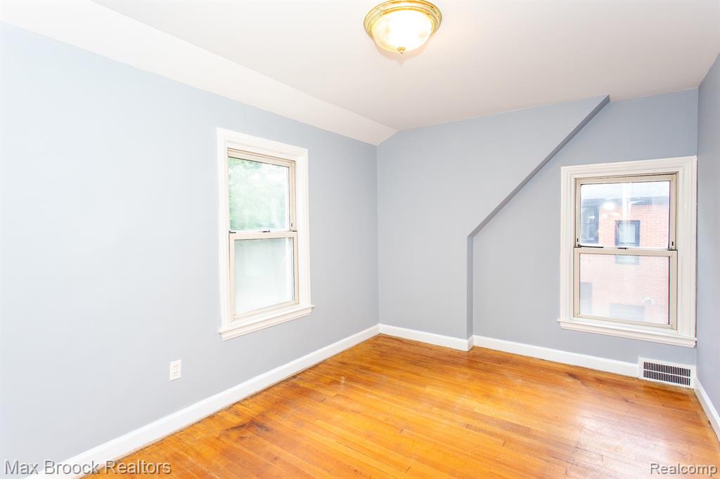 25830 Berkley Avenue, Huntington Woods, MI — Photo 32