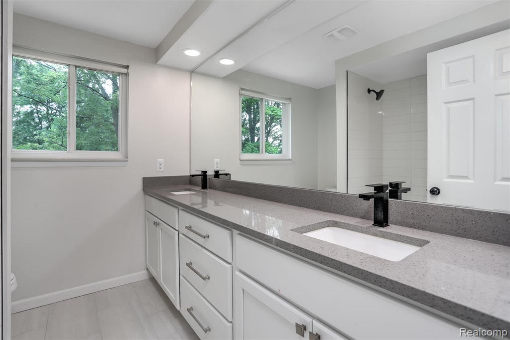 684 Abbey Court, Rochester Hills, MI 48307 — Photo 25