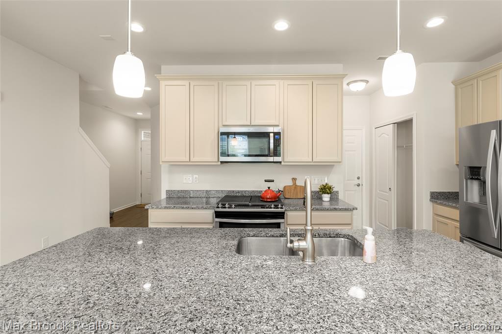 43474 CHANCELLOR Lane SE, Novi, MI — Photo 9