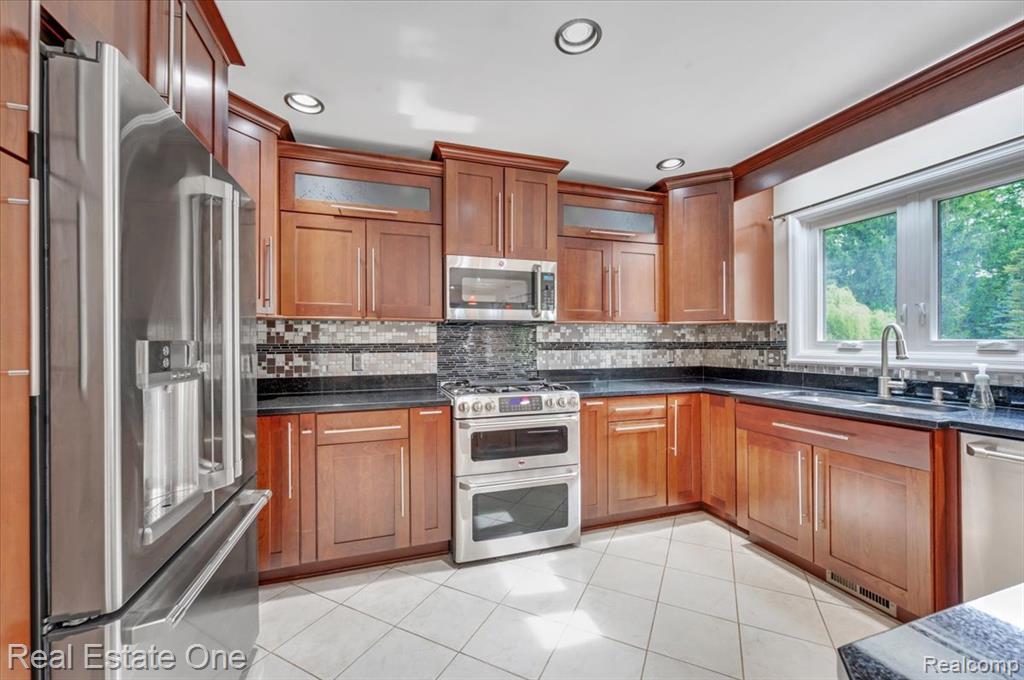 751 Bristol Lane, Clarkston, MI 48348 — Photo 8