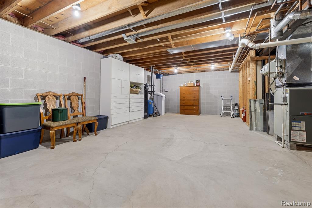 2484 PINE HOLLOW Trail, Brighton, MI 48114 — Photo 32