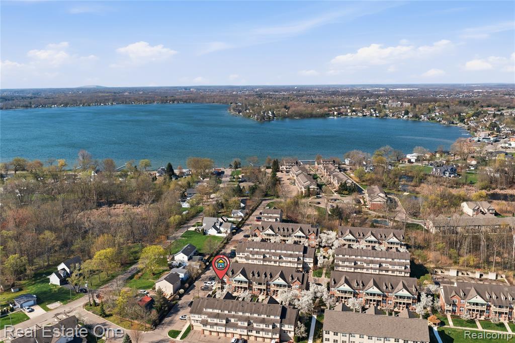402 Old Pine Way, Walled Lake, MI 48390 — Photo 29