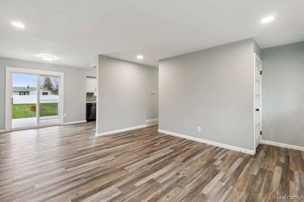 7107 FAIRGROVE Drive, Swartz Creek, MI 48473 — Photo 8