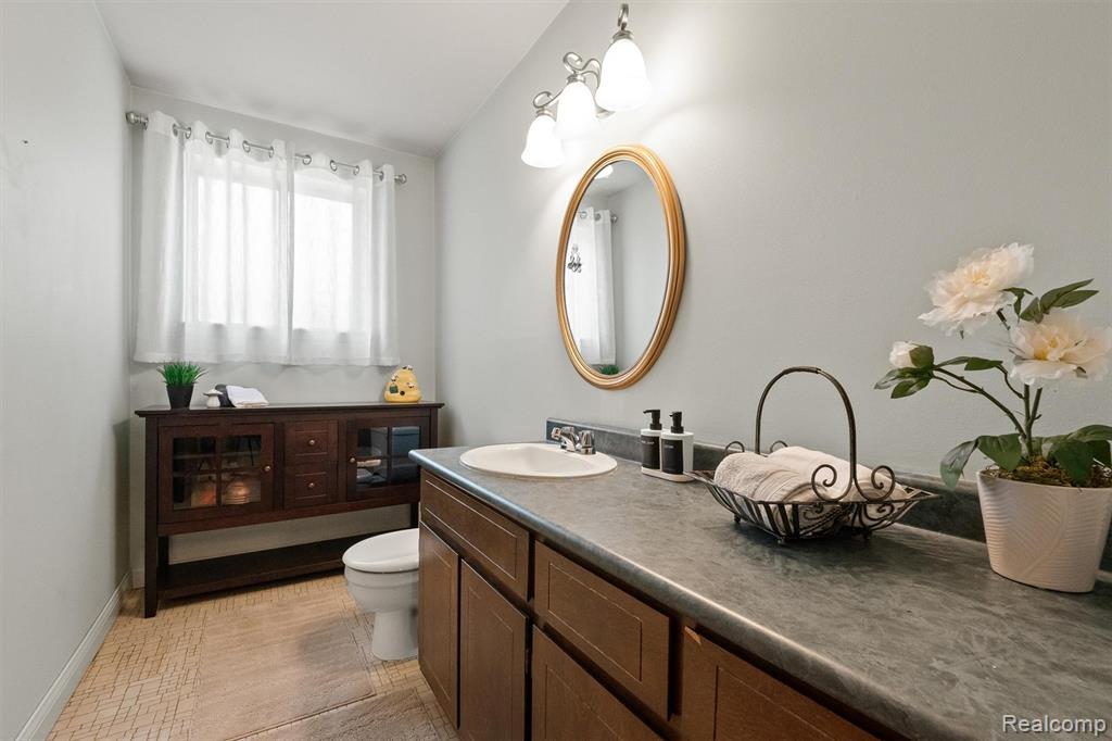 2366 Cumberland Drive, Troy, MI 48085 — Photo 21