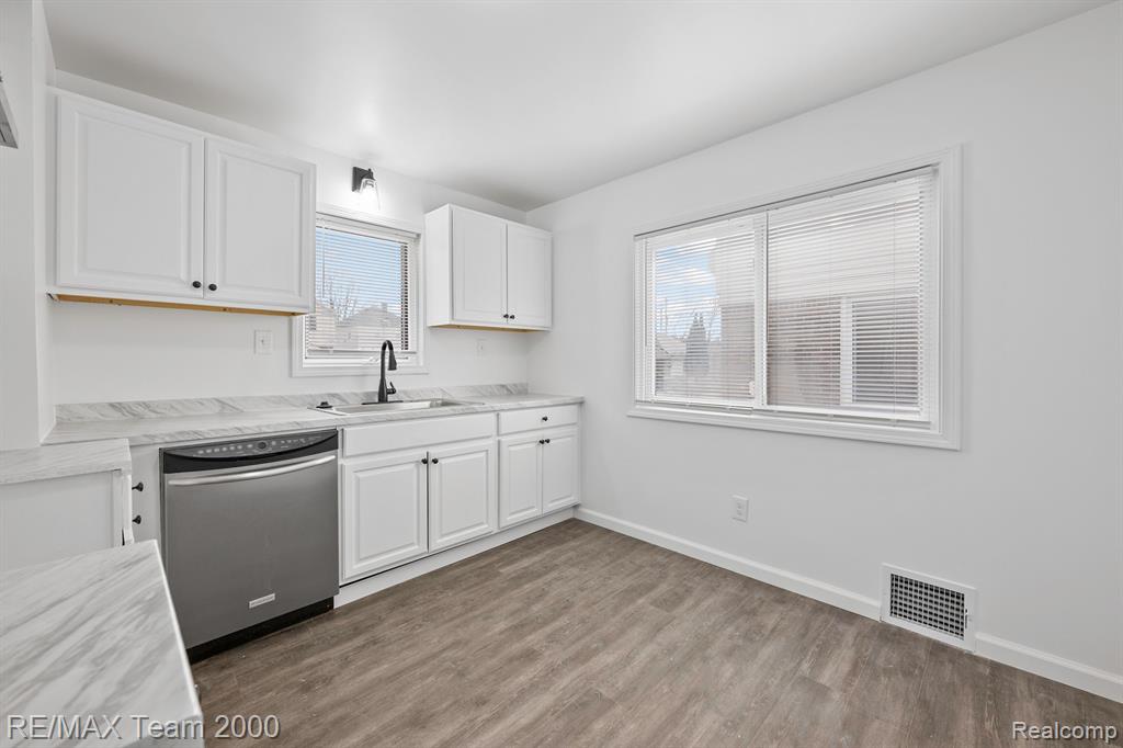6446 CALHOUN Street, Dearborn, MI 48126 — Photo 7