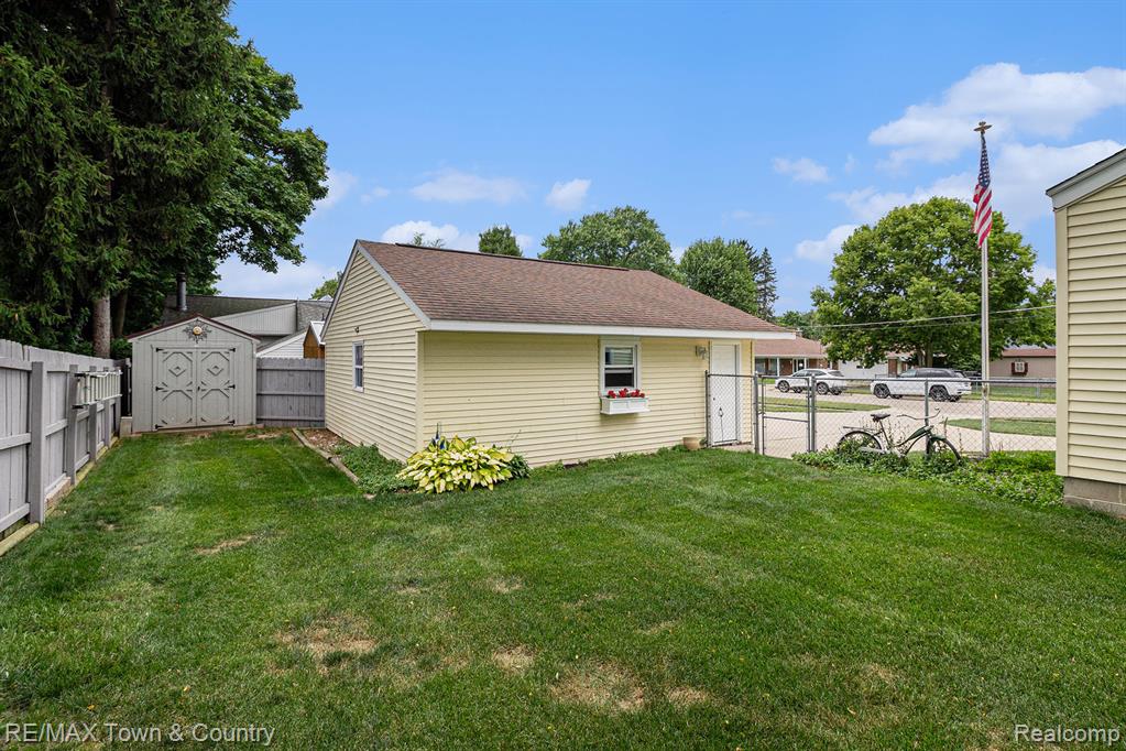 407 N McKinley Road, Flushing, MI 48433 — Photo 26