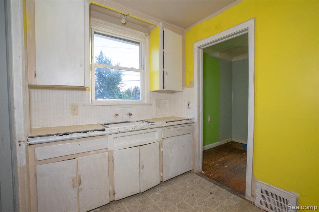 19140 ALGONAC Street, Detroit, MI 48234 — Photo 16