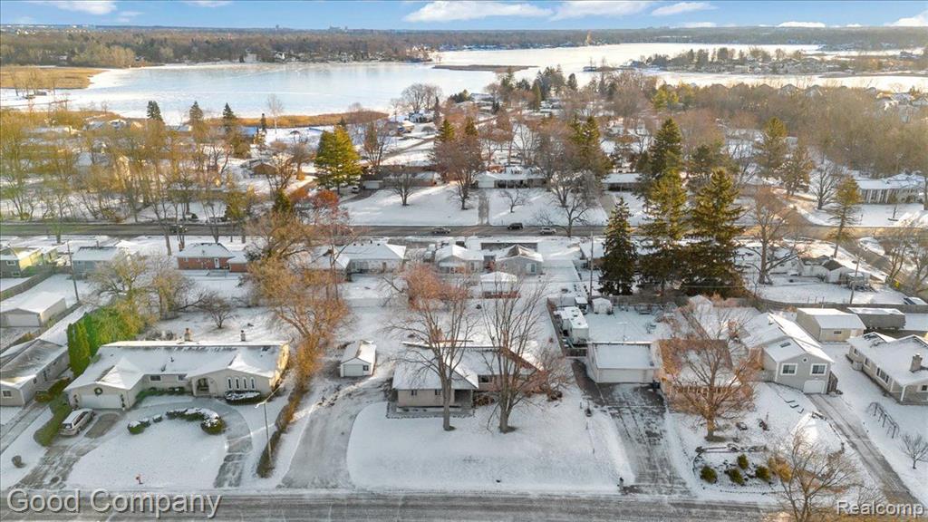 745 HOGARTH Avenue, Waterford, MI 48328 — Photo 35