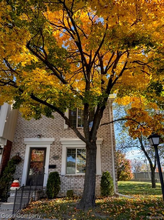 1872 Newporte Court, Royal Oak, MI 48073