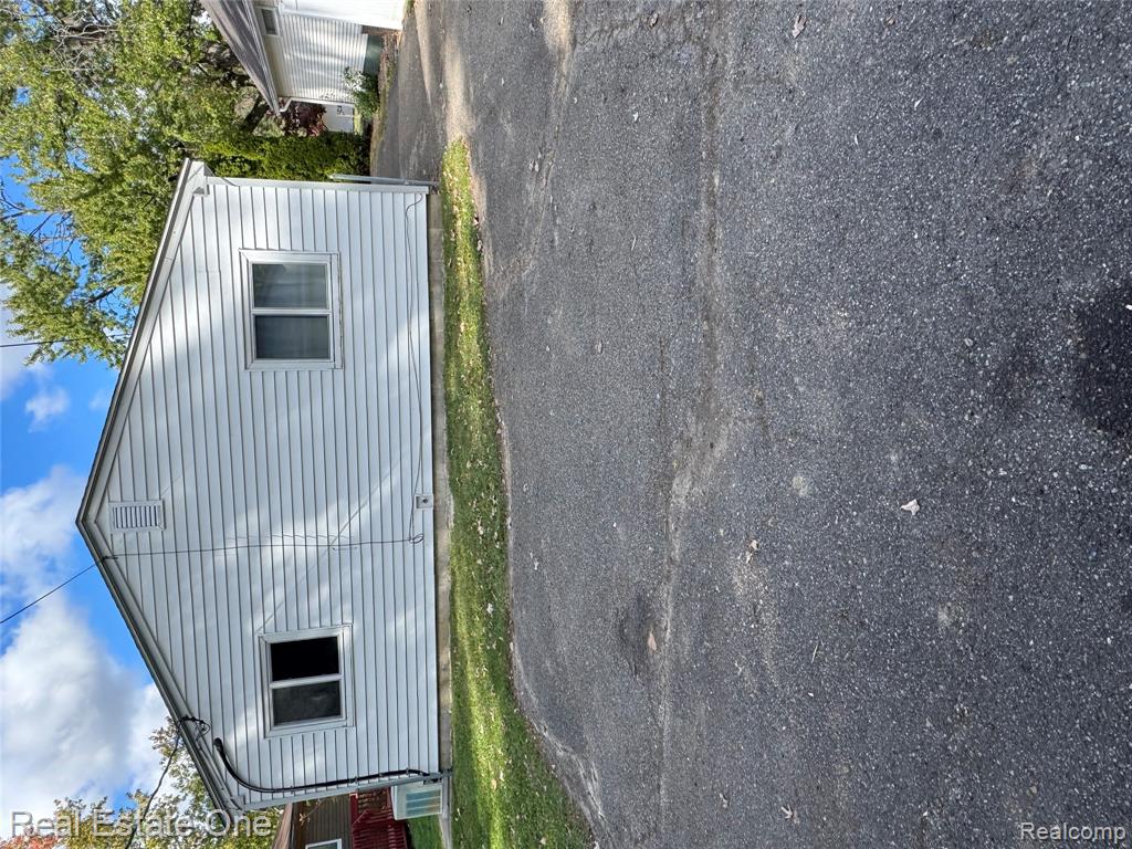 4025 Cresthaven Drive, Waterford, MI 48328 — Photo 18