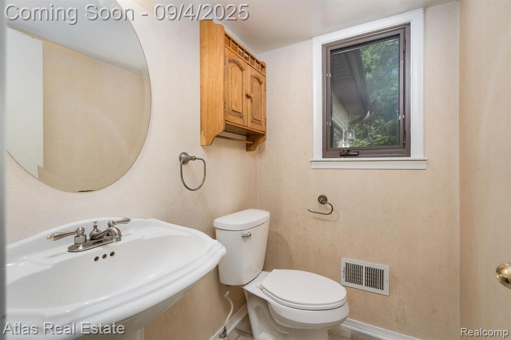 8557 Henderson Road, Goodrich Vlg, MI — Photo 25