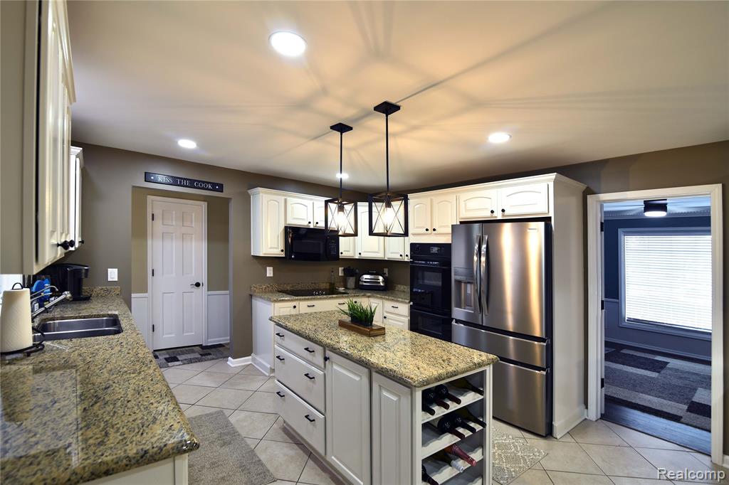9693 BURNING TREE Drive, Grand Blanc, MI 48439 — Photo 17