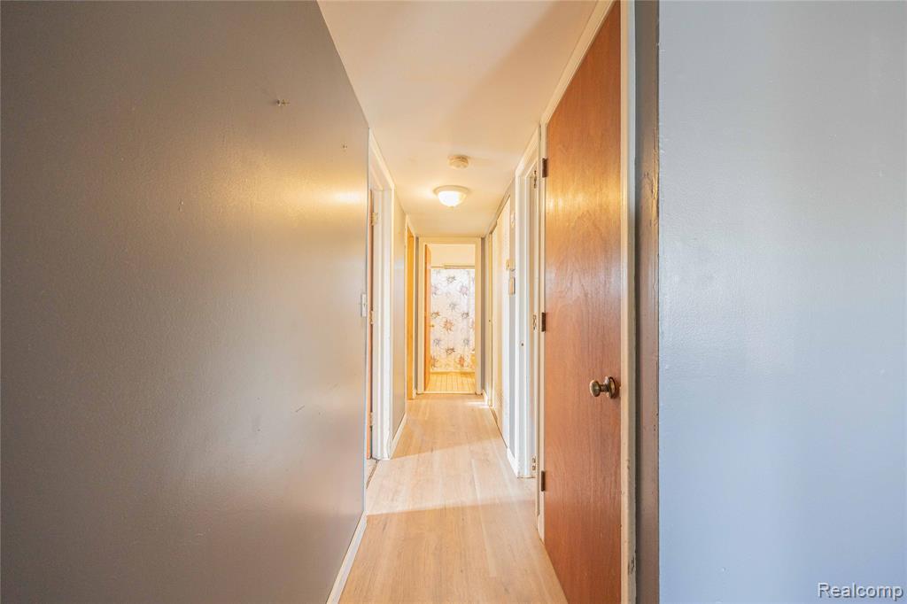 23300 N Brookside Drive, Dearborn Heights, MI 48125 — Photo 15