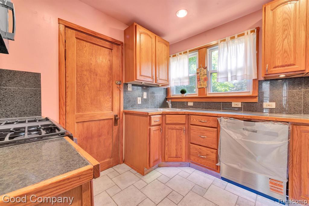 21516 Oxford Avenue, Farmington, MI 48336 — Photo 10